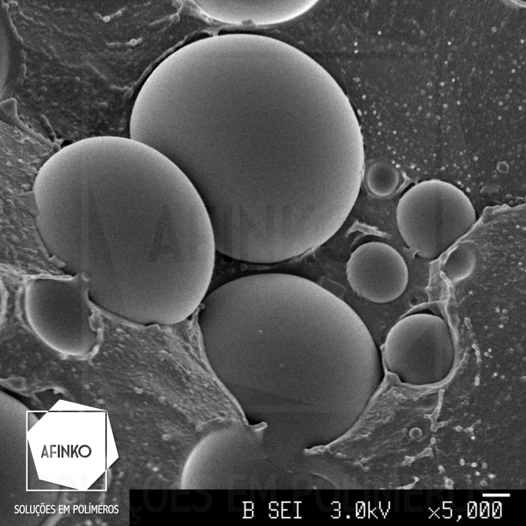 Microscopia de uma blenda polimérica. Imagem realizada pela Afinko