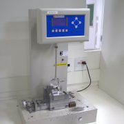 Comparação das técnicas de ensaio de impacto Izod e Charpy em polímeros