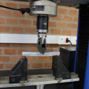 Flexão em polímeros diferenças entre termoplásticos e termofixos