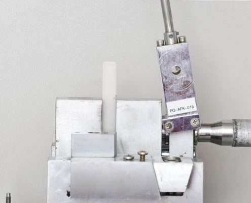 Investigação sobre os efeitos da umidade na resistência ao impacto Izod de polímeros